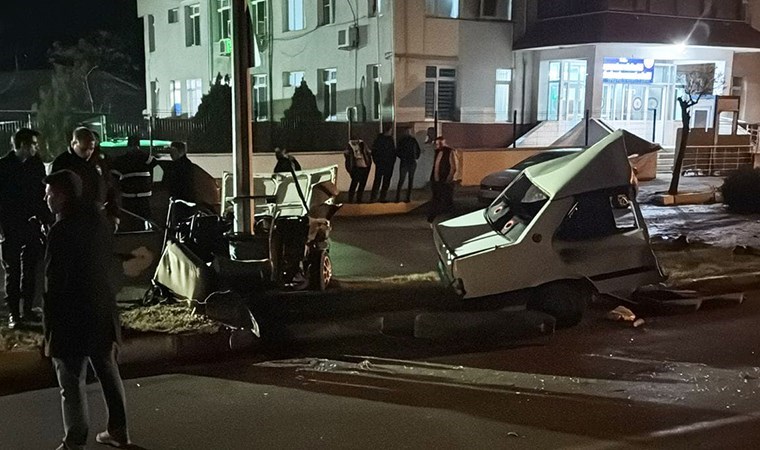 Edirne'de faciadan dönüldü... Aydınlatma direğine çarpan araç ikiye bölündü: 2 kişi ağır yaralı!