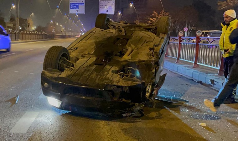 Direksiyon kontrolünü kaybetti... Kayseri'de otomobil bariyerlere çarpıp takla attı: Sürücü yaralandı