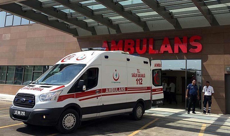 Metrelerce savruldu! Hafif ticari araçla motosiklet çarpıştı: 7 kişi yaralandı