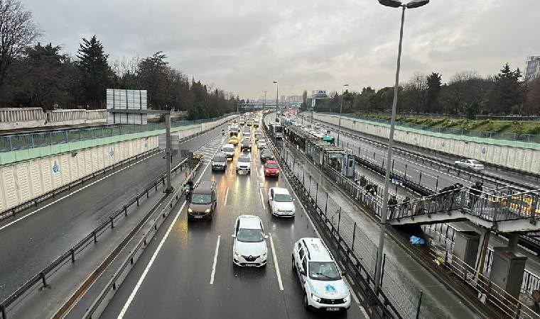 Durma noktasına geldi... Yağış trafiği kilitledi!