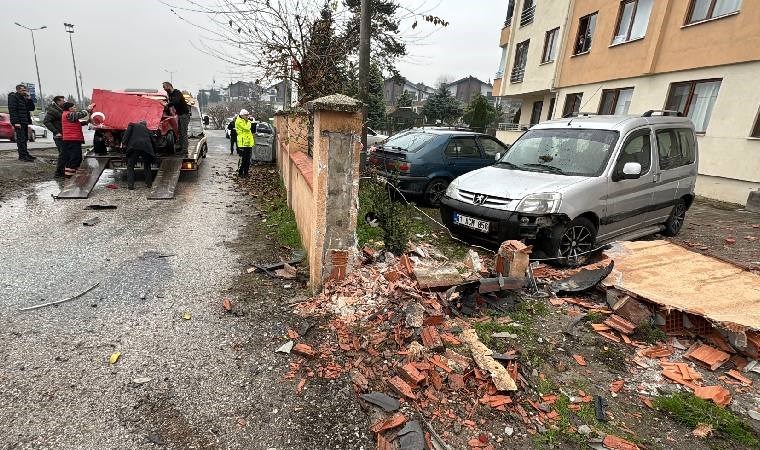 Düzce'de otomobil sitenin bahçe duvarına çarptı: Yaralılar var!