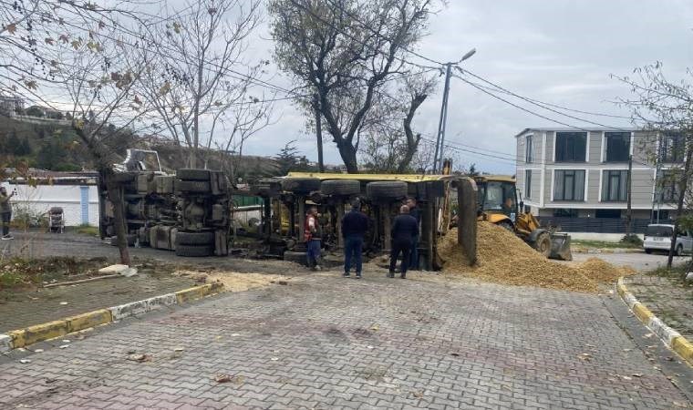 Beylikdüzü’nde İSKİ’nin çalışması sırasında yol çöktü, hafriyat kamyonu devrildi