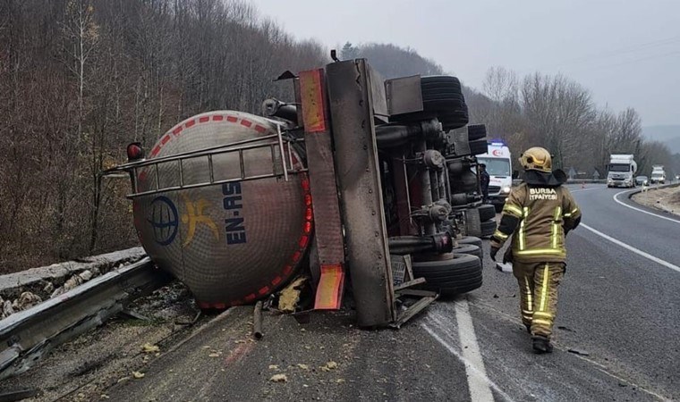 TIR devrildi: Sürücü öldü, asit dereye karıştı!