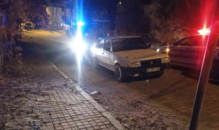 Ehliyetsiz sürücü, alkollü kullandığı aracını jandarmanın üzerine sürdü