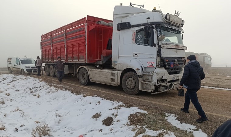 Kayseri’de faciadan dönüldü... Öğrenci servisi ile TIR çarpıştı: 1 yaralı