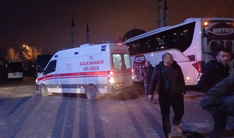 Otobüs terminalinde bıçaklı kavga! Muavinler birbirine girdi: 1 yaralı