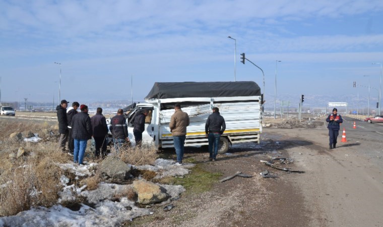 Kamyonetle çarpışan TIR sürücüsü olay yerinden kaçtı... Yaralılar var!