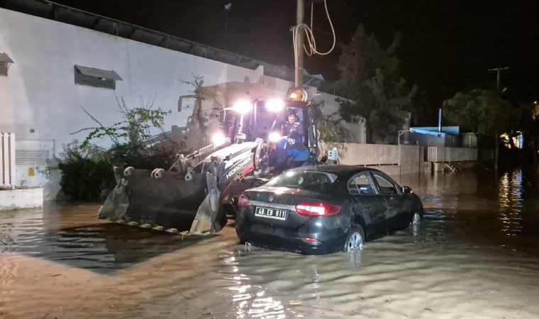 Bodrum'u sel vurdu: Evler sular altında, personel mahsur kaldı!