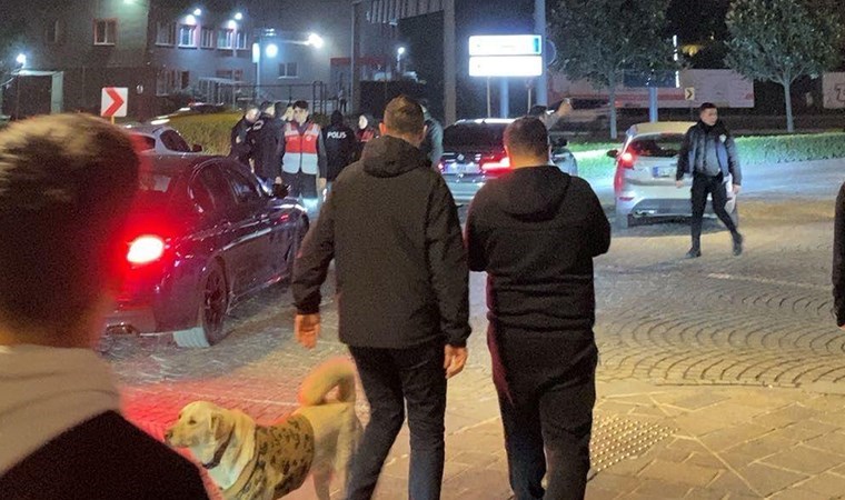 İstanbul'da AVM'de cinayet: Kafelerin arasından 10 el ateş açtı!