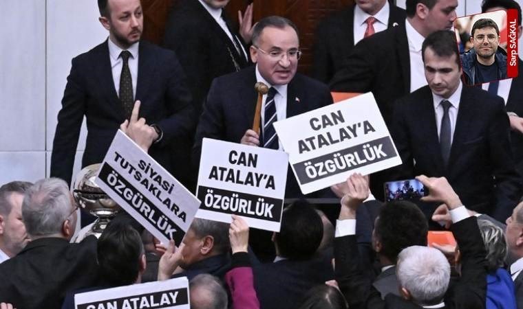 Bekir Bozdağ'a 'kitapçık' fırlatan CHP'li vekil Bankoğlu: Saygısızlık arayan halk iradesinin gasp edilmesine baksın