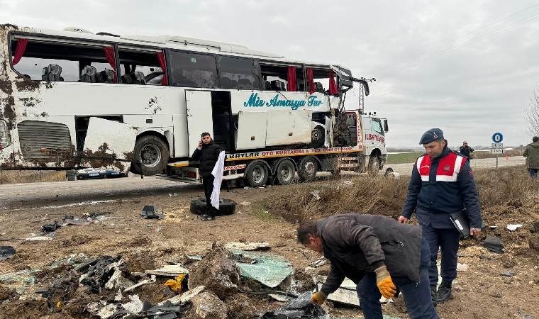 Yozgat'ta yolcu otobüsü devrildi Çok sayıda yaralı var