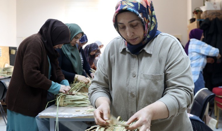 Kuş cennetinde hasat ediliyor! 20 kadının elinde sanat esirine dönüşüyorlar