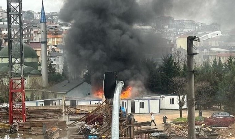 Hatay'da işçilerin kaldığı konteynerler alev aldı...Görüntüler cep telefonu kamerasına yansıdı