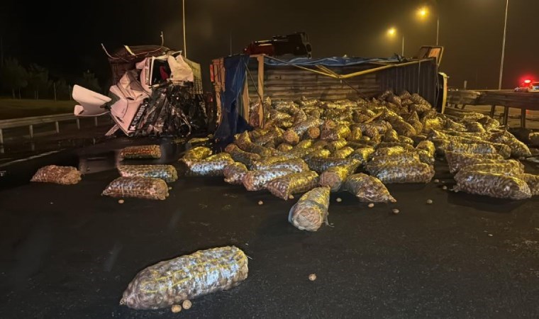 Patates yüklü kamyon devrildi: Bolu Dağı geçişi trafiğe kapandı