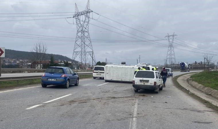 Sakarya'da minibüs devrildi: 4 yaralı