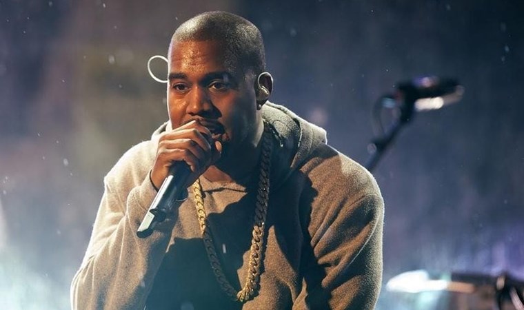 Dünyaca ünlü sanatçı Kanye West maskesiyle Inter maçına damga vurdu!