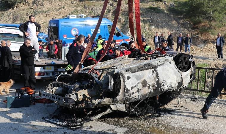 Feci kaza... Dere yatağına düşen otomobil alev alev yandı!