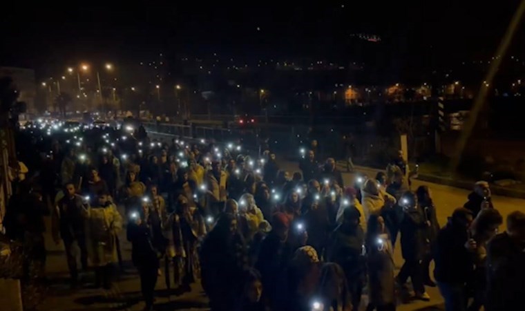 Hatay’da ‘sessiz yürüyüş’: Afetzedeler, hayatını kaybeden yakınları için yürüdü