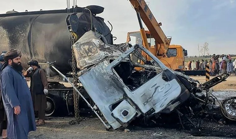 Otobüs, tanker ve motor çarpıştı: 21 ölü, 38 yaralı