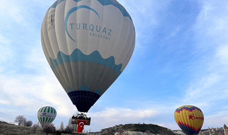 Kapadokya'da balonlar Türk bayrağıyla uçtu