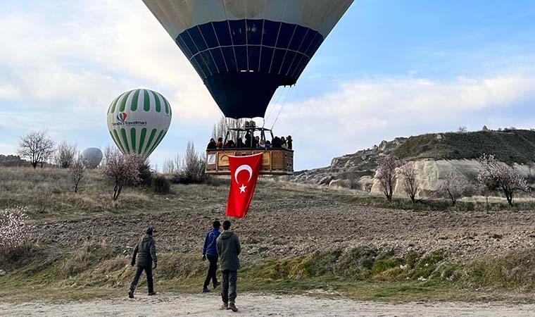 Kapadokya'da balonlar Türk bayrağıyla uçtu