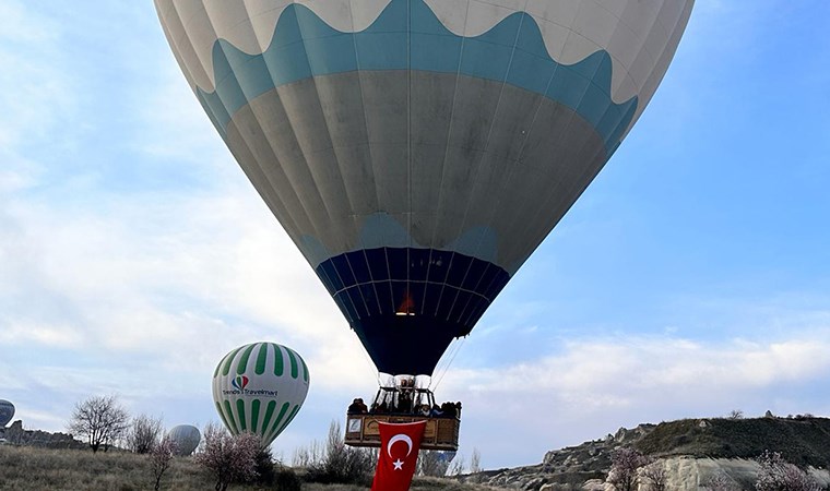 Kapadokya'da balonlar Türk bayrağıyla uçtu