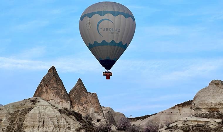 Kapadokya'da balonlar Türk bayrağıyla uçtu