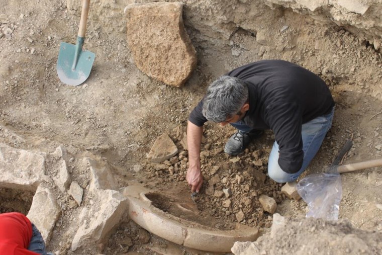 Bozcaada'da Tenedos Antik Kenti kazılarında çok sayıda çocuk mezarı bulundu!