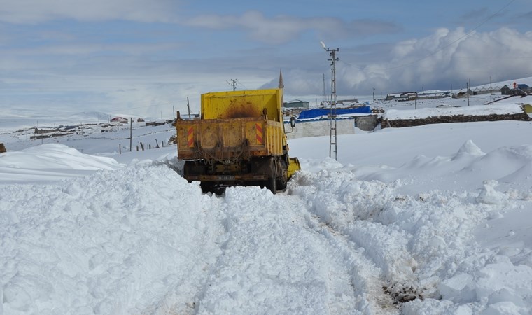 Kars'ta kar yağışı... Yerleşim yerlerine ulaşım sağlanamıyor!