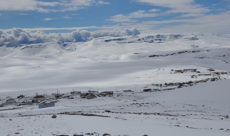 Kars'ta kar yağışı... Yerleşim yerlerine ulaşım sağlanamıyor!