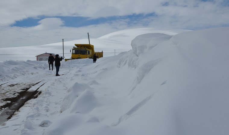 Kars'ta kar yağışı... Yerleşim yerlerine ulaşım sağlanamıyor!