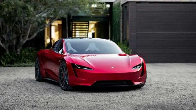 Elon Musk Tesla Roadster için 'Araba değil' dedi! Roketli modelin kanatları olacak mı yanıtladı...