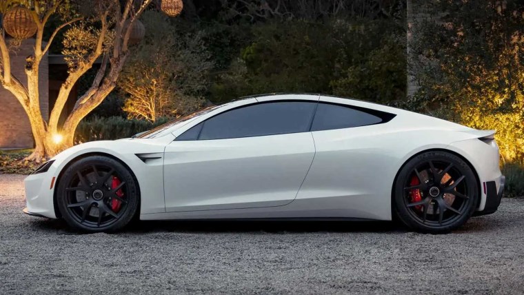 Elon Musk Tesla Roadster için 'Araba değil' dedi! Roketli modelin kanatları olacak mı yanıtladı...