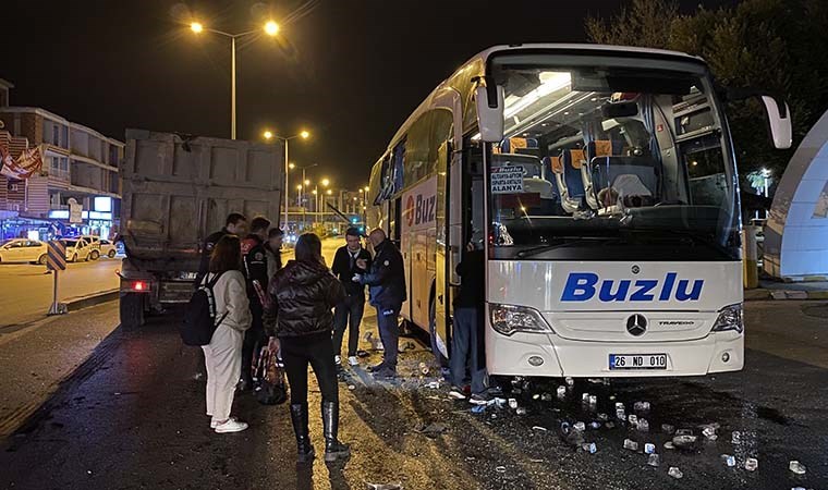 Yolcu otobüsü terminalin önünde kaza yaptı: Yolcular yaralandı