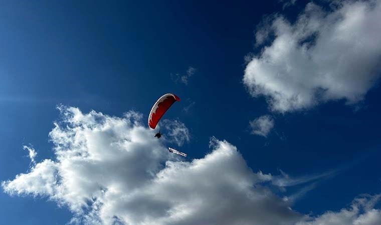 Belediye başkan adayı seçmenin dikkatini çekmek için paramotorla uçuyor