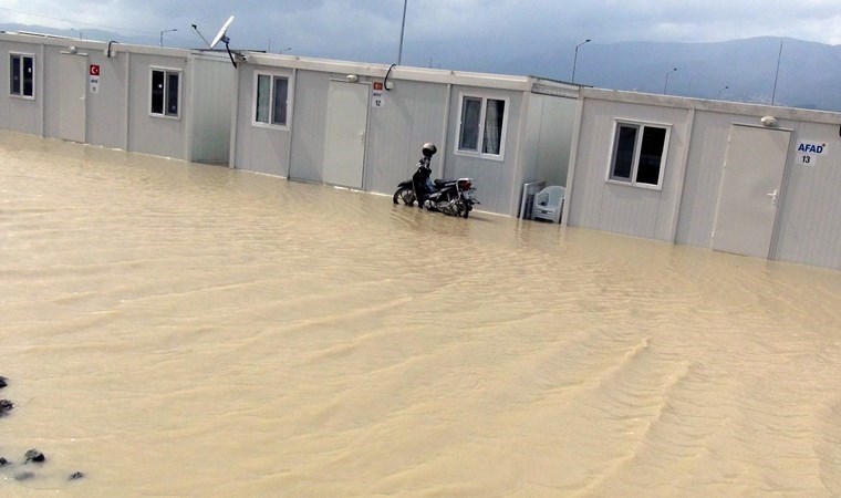 Hatay'da yollar göle döndü: Konteyner kentleri su bastı!