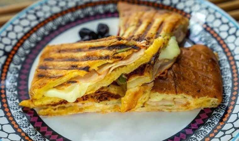 İftardan kalan pideyle sahurda yapabileceğiz pratik lezzet: Yumurtalı pide tost tarifi...