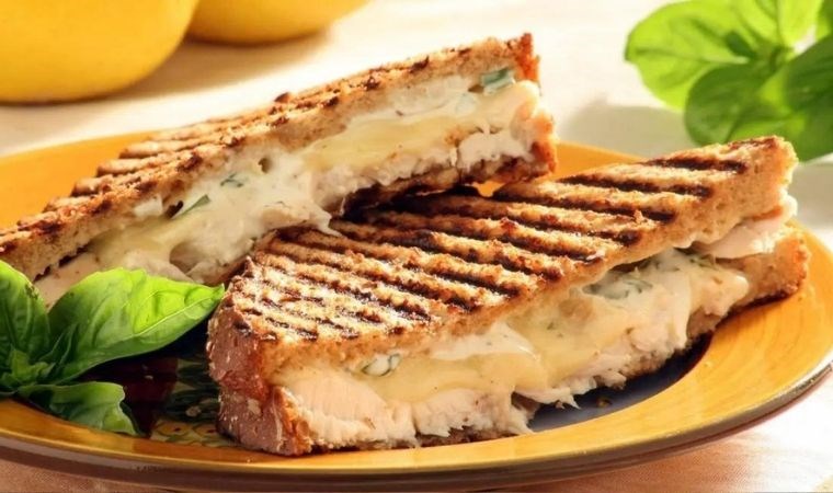 İftardan kalan pideyle sahurda yapabileceğiz pratik lezzet: Yumurtalı pide tost tarifi...