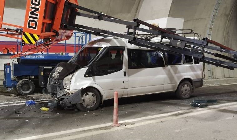 Yolcu minibüsü tünelde kaza yaptı: Yaralılar var!