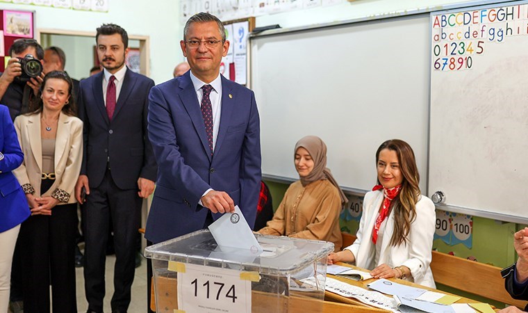 CHP lideri Özgür Özel Manisa'da oyunu kullandı: 'Silahlardan uzak durun' çağrısı