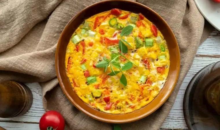 Pratik ve sağlıklı kahvaltılık önerisi! Domatesli omlet tarifi