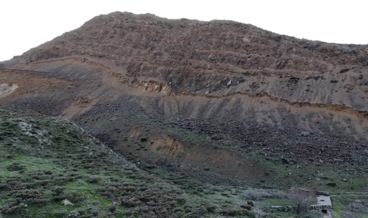 Elazığ depremi Bingöl'ü vurdu: Su kanalında kayma ve yarıklara neden oldu