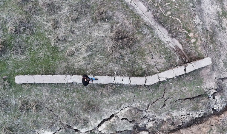 Elazığ depremi Bingöl'ü vurdu: Su kanalında kayma ve yarıklara neden oldu