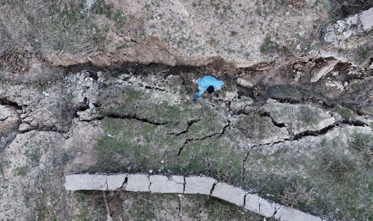 Elazığ depremi Bingöl'ü vurdu: Su kanalında kayma ve yarıklara neden oldu