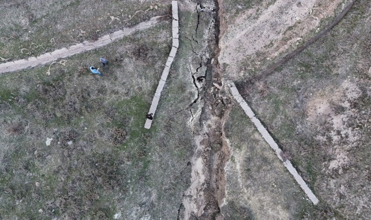 Elazığ depremi Bingöl'ü vurdu: Su kanalında kayma ve yarıklara neden oldu