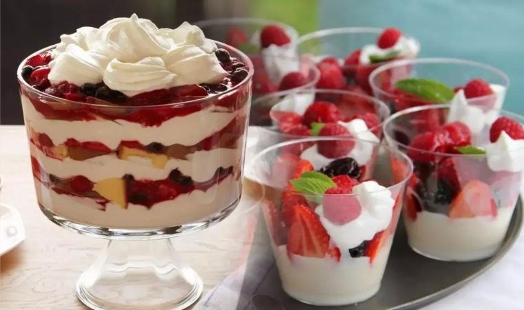 Çayın yanına hem tatlı hem de pratik bir lezzet arayanların gözdesi: Trifle tarifi...