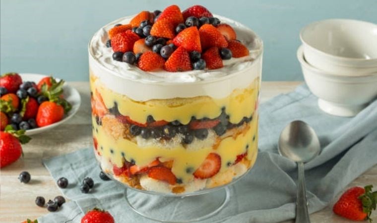 Çayın yanına hem tatlı hem de pratik bir lezzet arayanların gözdesi: Trifle tarifi...