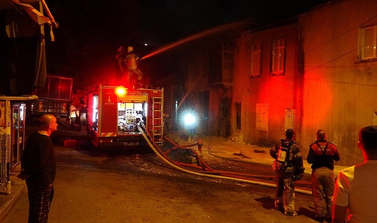 İzmir’de tekstil atölyesinde yangın: Çevre binalarda oturanlar tahliye edildi