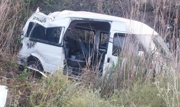 Tarım işçilerini taşıyan minibüs devrildi: 14 hafif yaralı