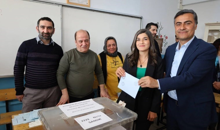 DEM'in tulum çıkardığı Van'da Bakanlık hamlesi… Seçilen adayın hakları alındı!